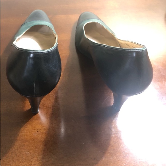 Authentic women’s Ferragamo pumps - Picture 2 of 4